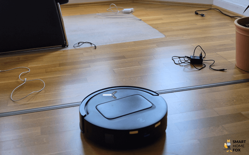 Der ECOVACS DEEBOT T80 OMNI erkennt ein Ladekabel, das auf dem Boden liegt.